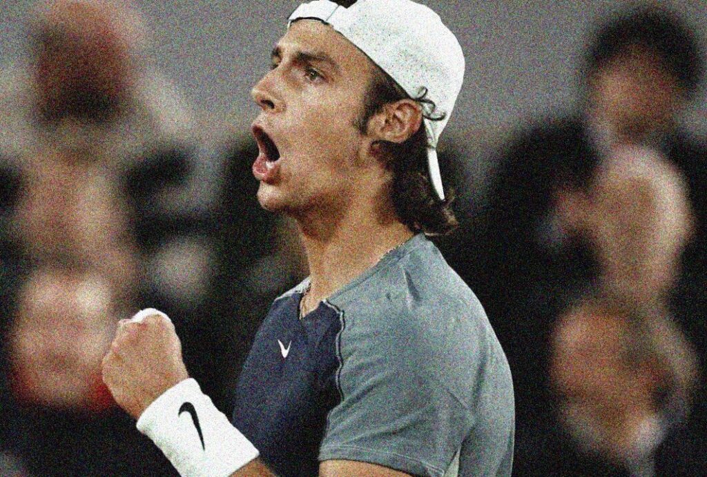 Lorenzo Musetti esulta per la vittoria all'ATP 500 di Amburgo