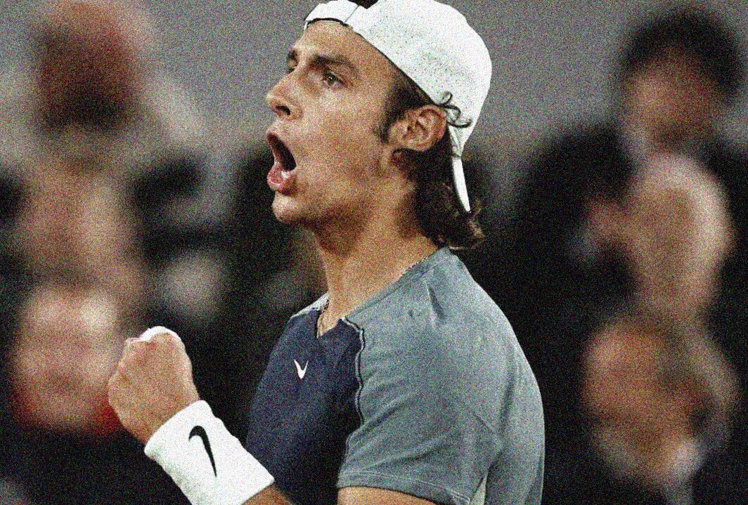 Lorenzo Musetti esulta per la vittoria all'ATP 500 di Amburgo