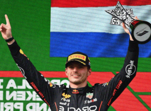 Max Verstappen esulta sul podio dopo una vittoria
