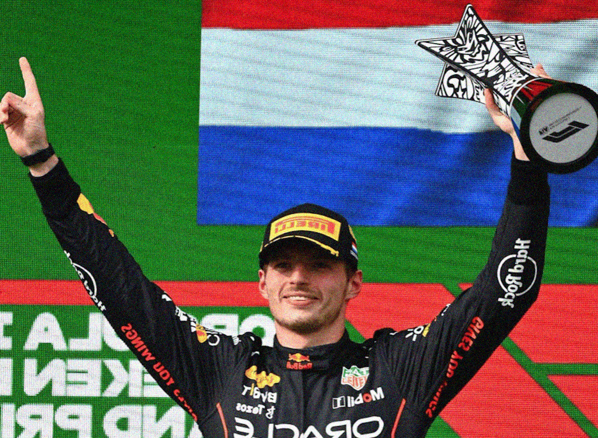 Max Verstappen esulta sul podio dopo una vittoria