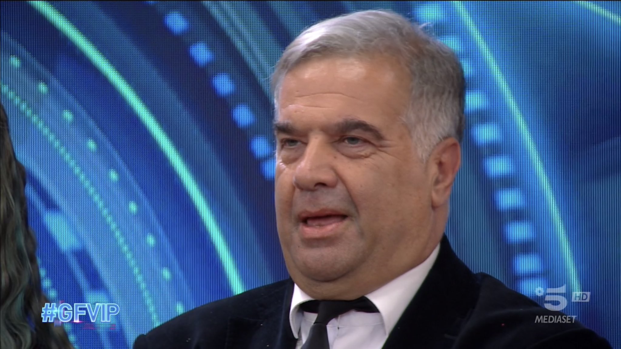 Charlie Gnocchi si ‘poggia’ sul lato B di Oriana Marzoli, il web in rivolta Charlie Gnocchi si ‘poggia’ sul lato B di Oriana Marzoli, il web in rivolta