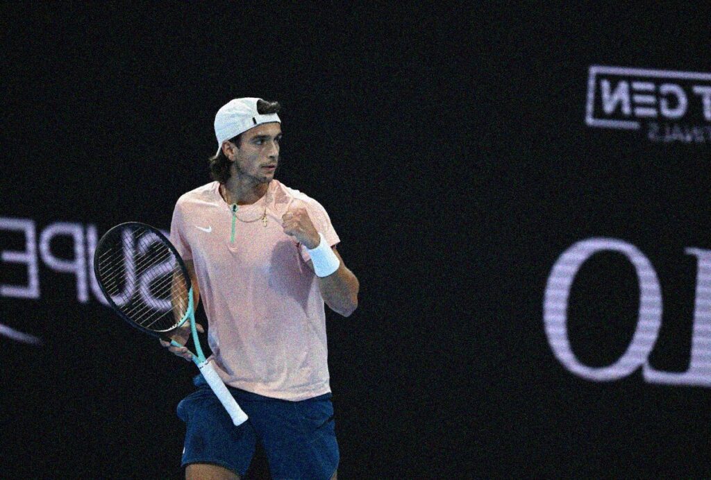 lorenzo musetti al primo giorno delle next gen atp finals 2022