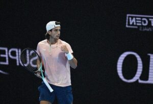 lorenzo musetti al primo giorno delle next gen atp finals 2022