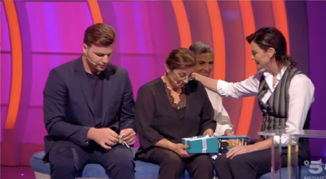 Charlize Theron a C'è posta per te per confortare un grave lutto