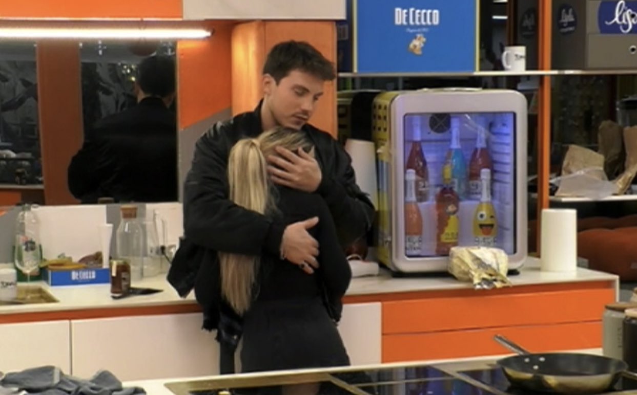 Daniele Dal Moro e Oriana Marzoli si riavvicinano dolci effusioni