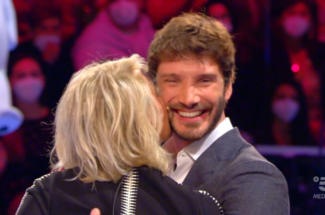 A C’è posta per te  Stefano De Martino per Alessia, orfana da piccina
