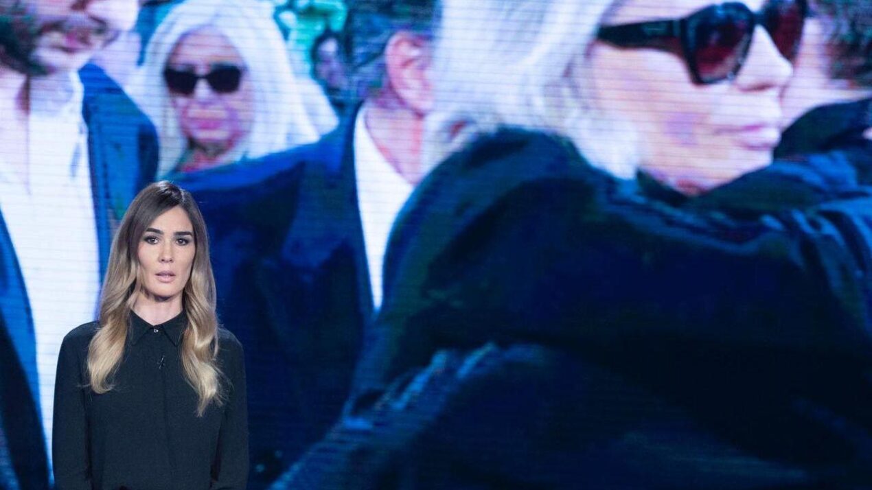 Gaffe di Mediaset ai funerali di Maurizio Costanzo: il gesto che non è piaciuto