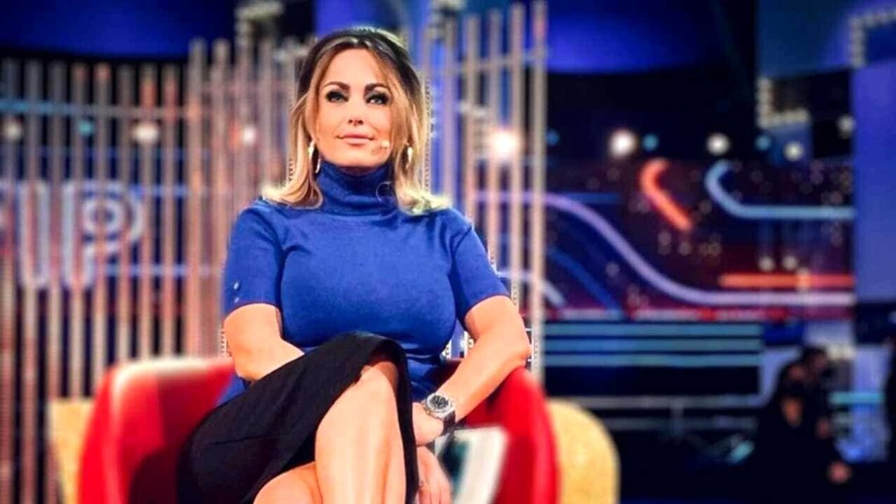 Sonia Bruganelli smentisce ancora la crisi con Paolo: foto a lavoro con Bonolis