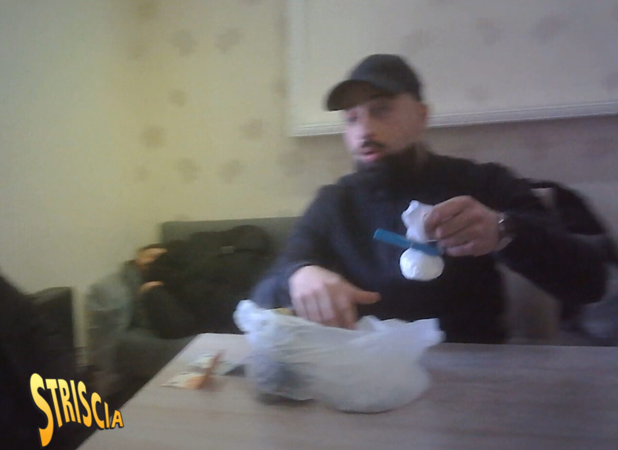 Striscia La Notizia penetra nella piazza di spaccio più grande d'Europa, Caivano