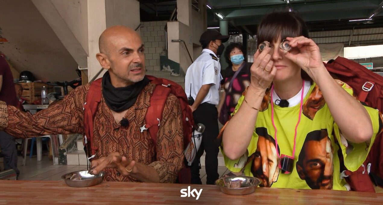 Victoria Cabello ritorna a Pechino Express ed è subito show con Enzo Miccio