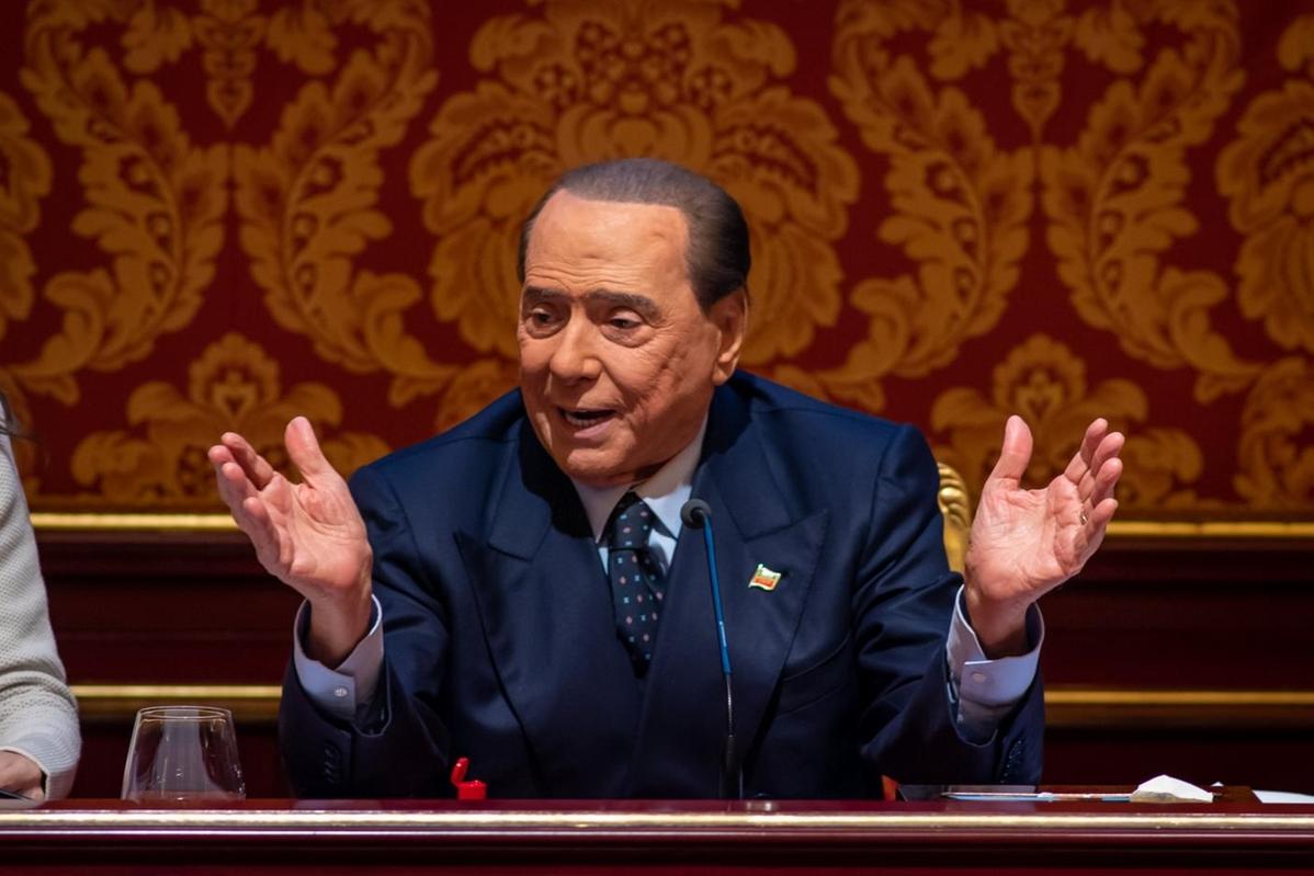 Berlusconi in TV con il discorso del 2009: la decisione di Mediaset