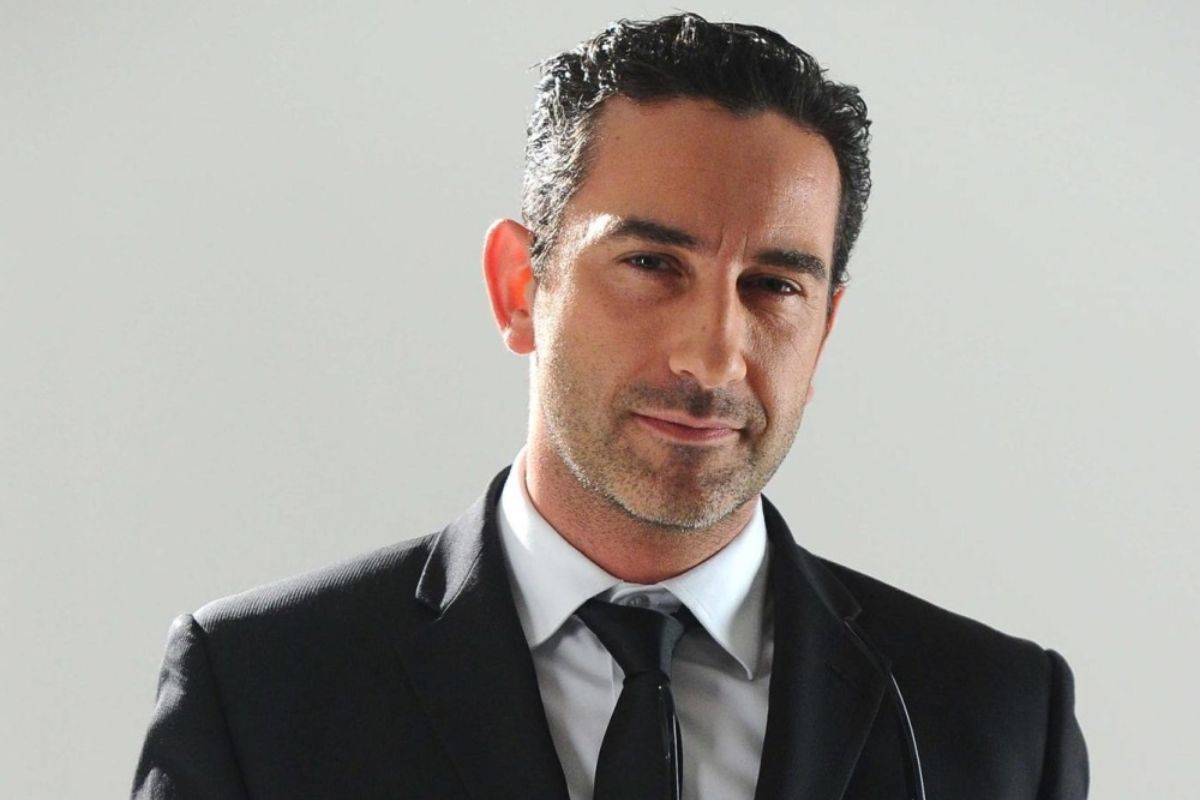 Gaffe a Le Iene, Matteo Viviani non riconosce Caterina Caselli: la spiegazione