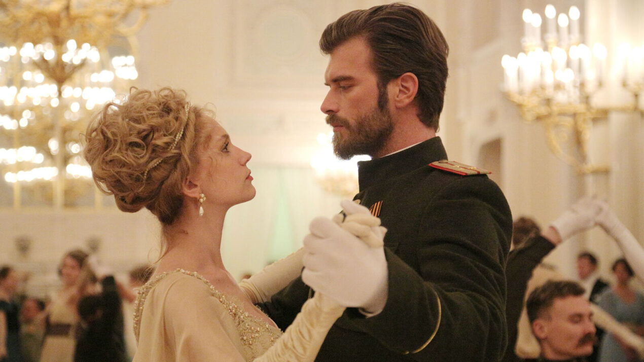 La ragazza e l’ufficiale: una love story esplosiva tra rivoluzioni