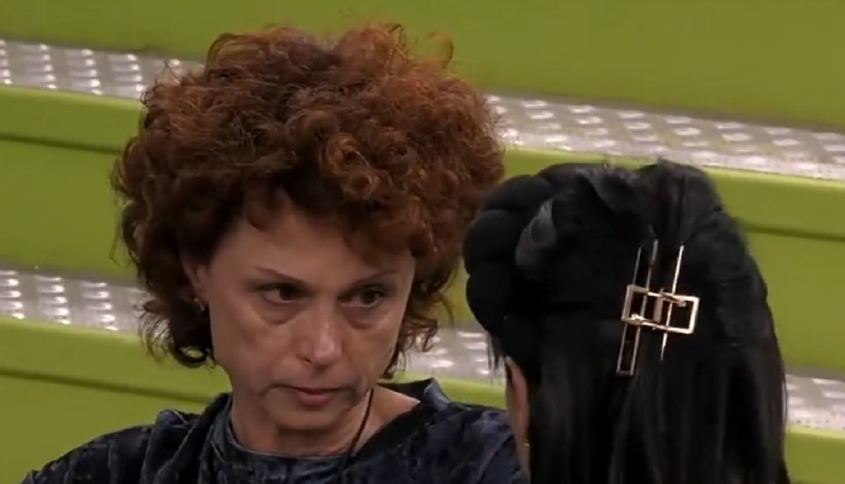 Beatrice Luzzi in lacrime al Grande Fratello: "Tutto amplificato", poi fa uno show