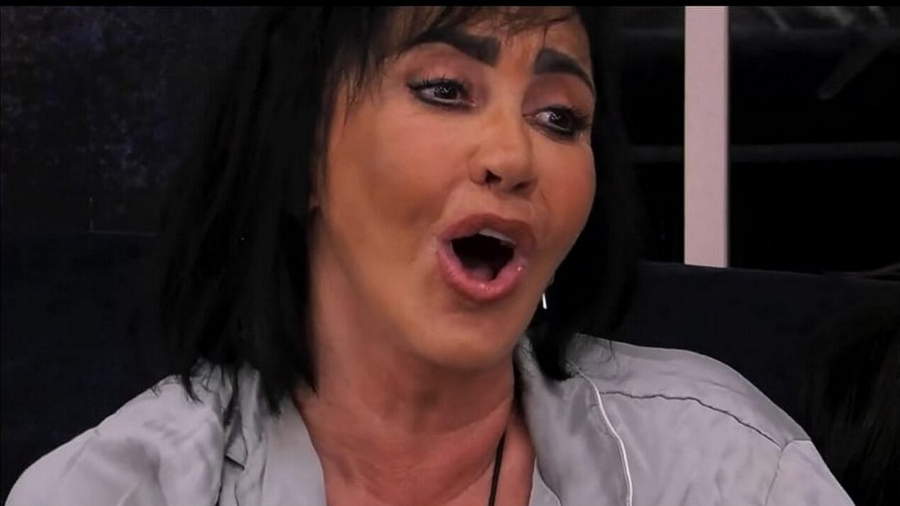 Fiordaliso canta una sua canzone al GF, ma fa una gaffe: parole dimenticate e stecche