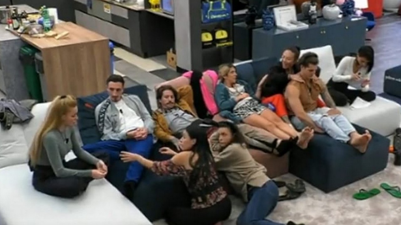 Heidi si sfoga nella notte al GF: “Situazione drammatica”, poi spunta uno scoop Heidi si sfoga nella notte al GF: “Situazione drammatica”, poi spunta uno scoop