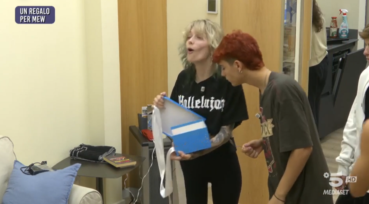Nella casetta di Amici 23 arriva un regalo super speciale per Mew con una lettera