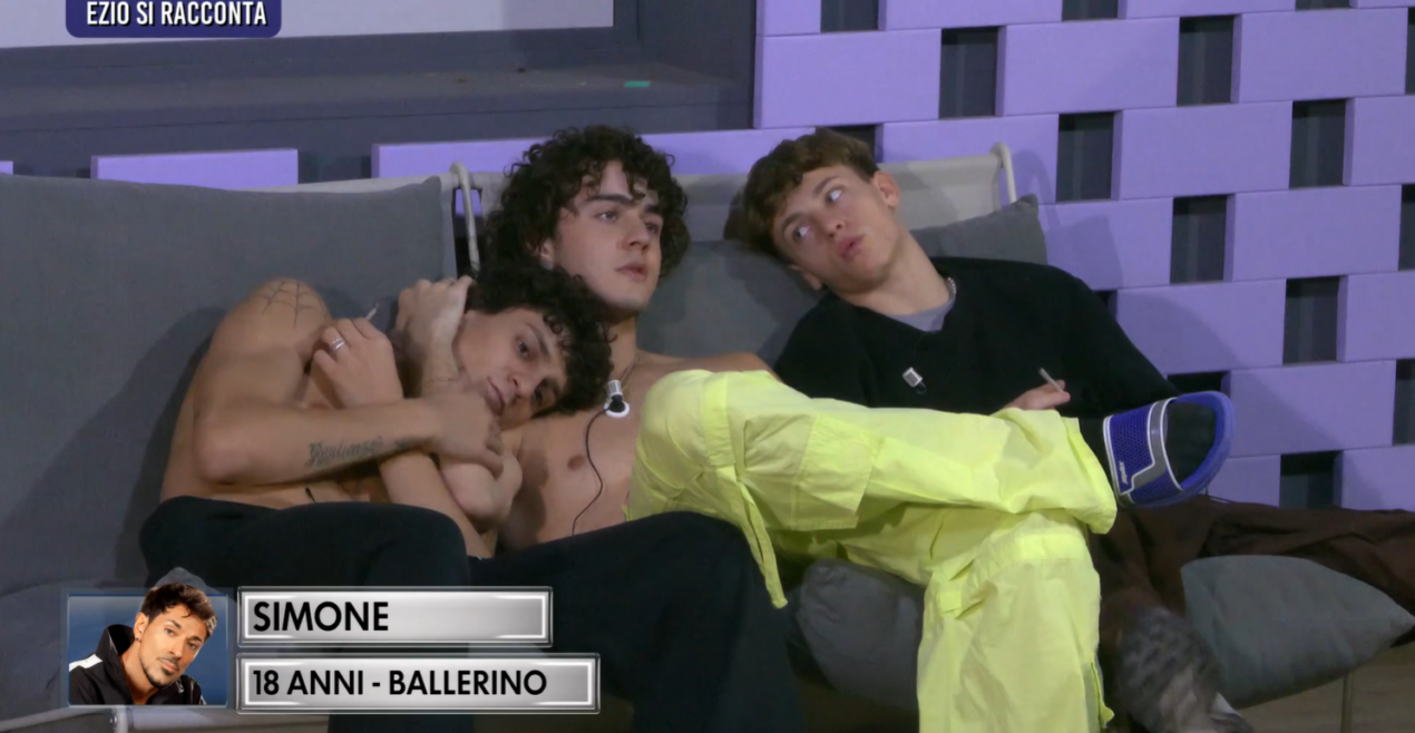 Ezio troppo chiuso? Il motivo fa piangere tutti: il dolore per la malattia del padre