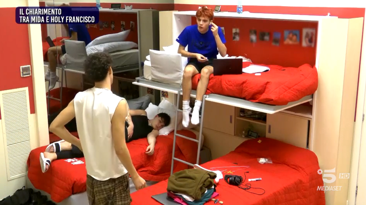 Due sfide ad Amici 23, non solo Holy: gli allievi si stuzzicano, poi chiariscono