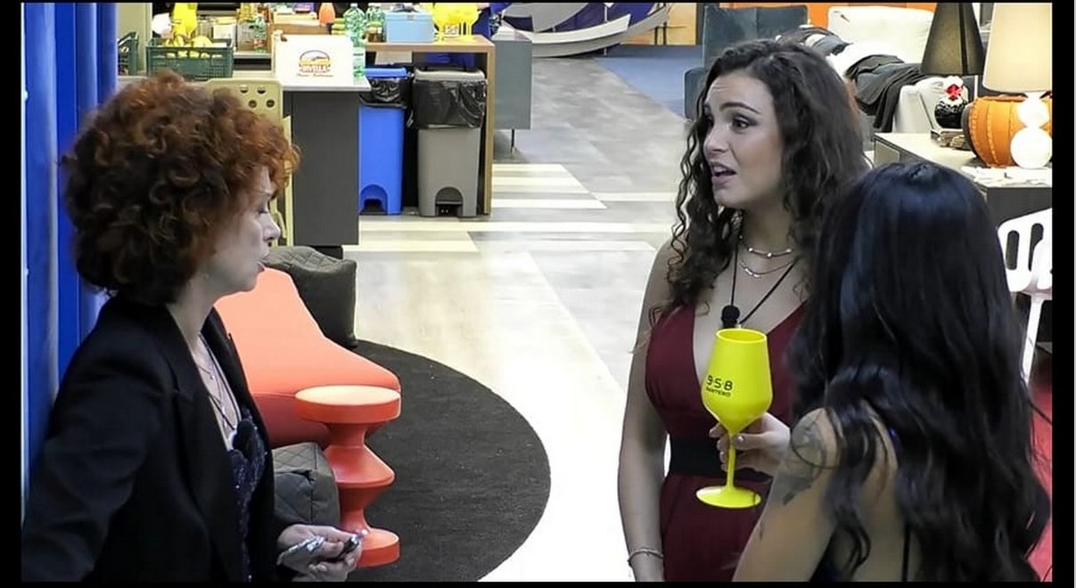 Beatrice Luzzi sbotta contro Perla al GF: "Una cosa del genere non l'avrei fatta"