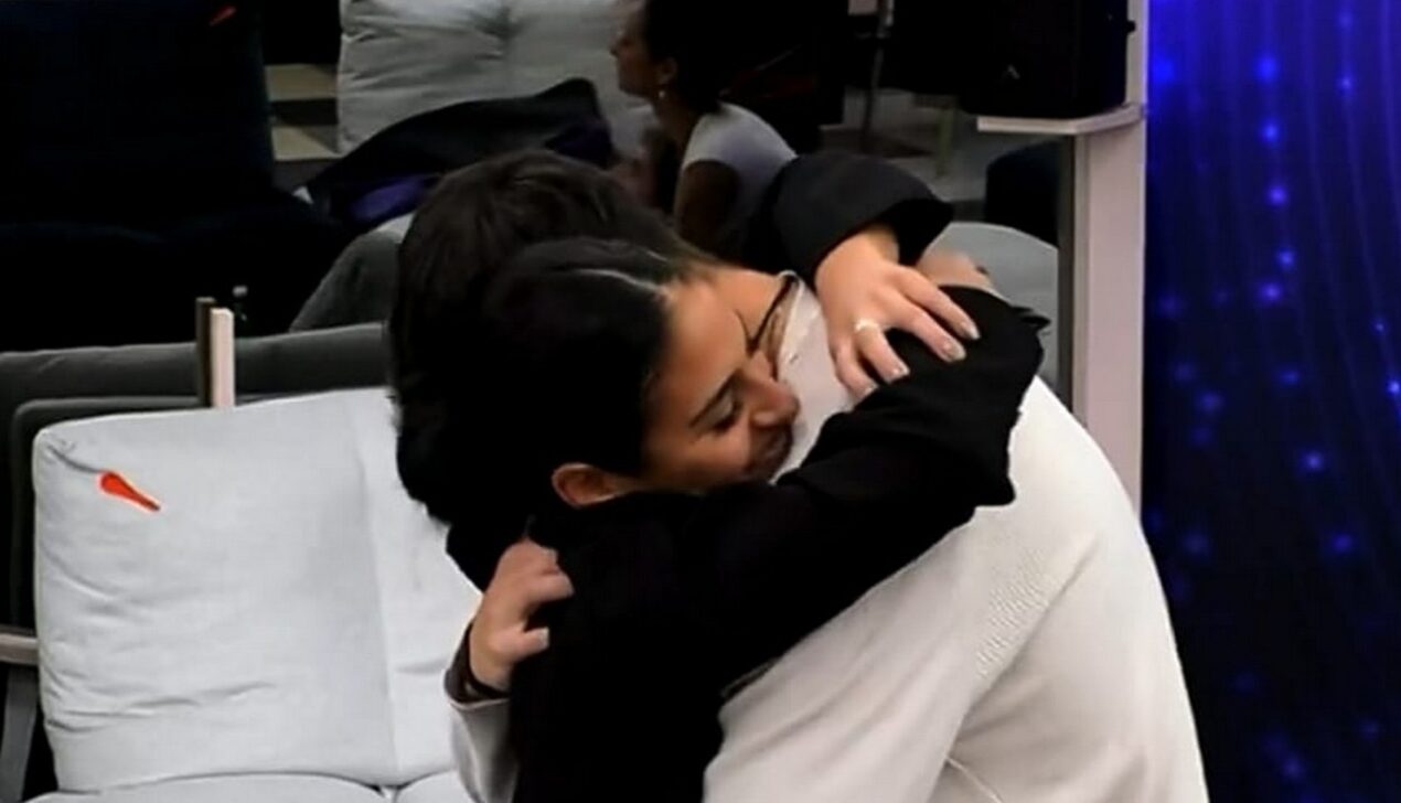 Ballo romantico tra Mirko e Perla al GF: ecco cosa lui le sussurra all'orecchio