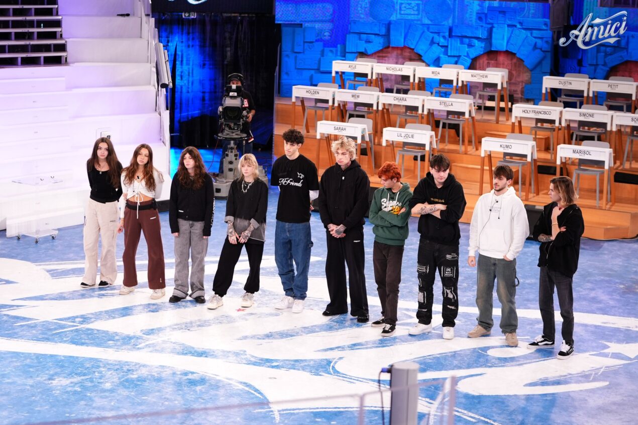 Panico ad Amici 23: mezza classe in sfida immediata, si scatena il caos