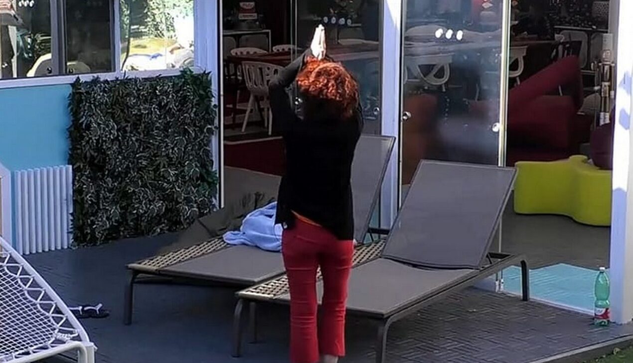 Fan di Beatrice Luzzi l'informano di ciò che sta accadendo fuori dal GF: "È rivolta"