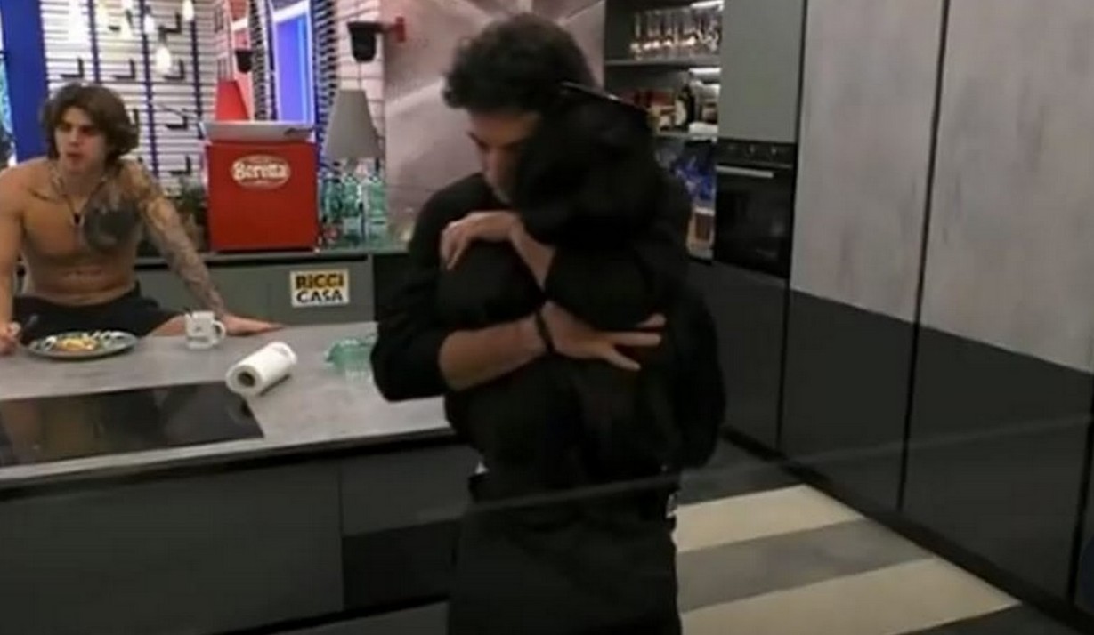 Perla rifiuta Mirko, poi si avvicina a Giuseppe al GF: Brunetti va in crisi