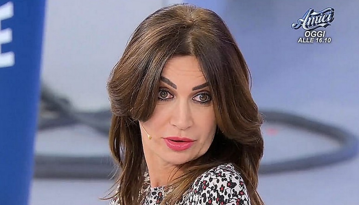 Barbara De Santi versione zerbino a Uomini e Donne: Ernesto la rifiuta