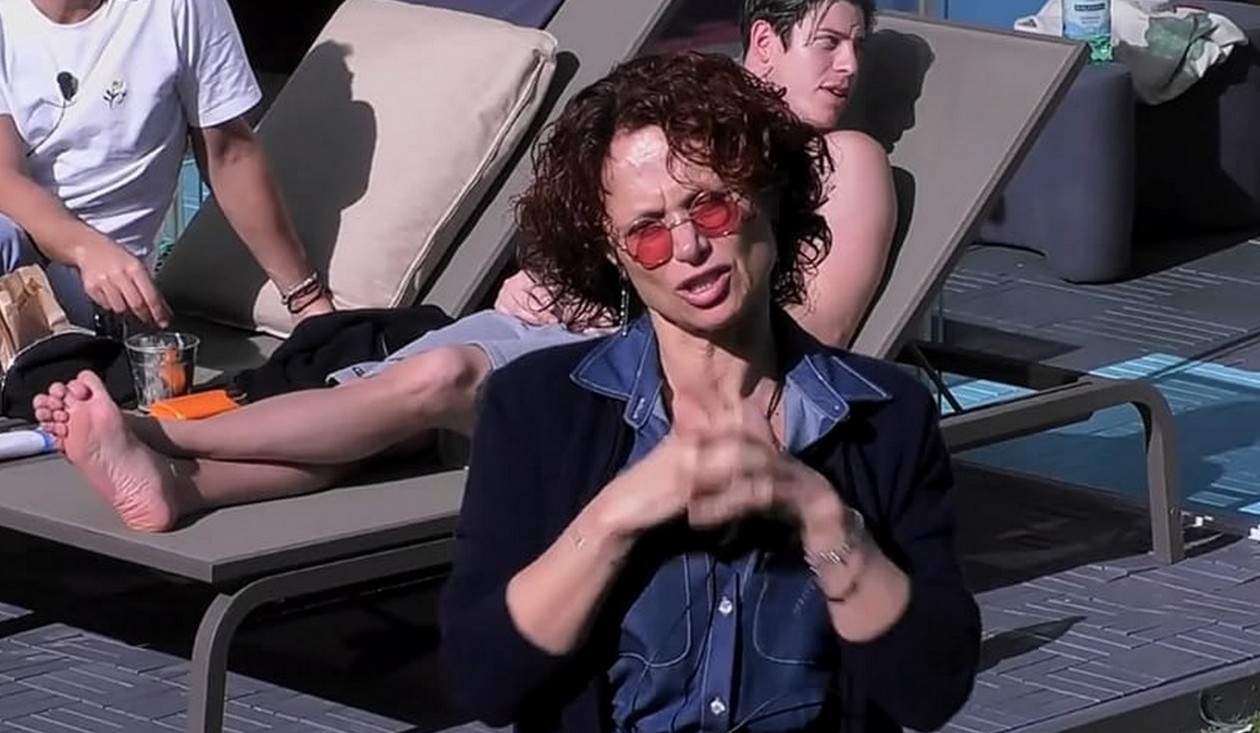 Beatrice Luzzi spiazzata da un aereo da Napoli al GF: cosa c'era scritto