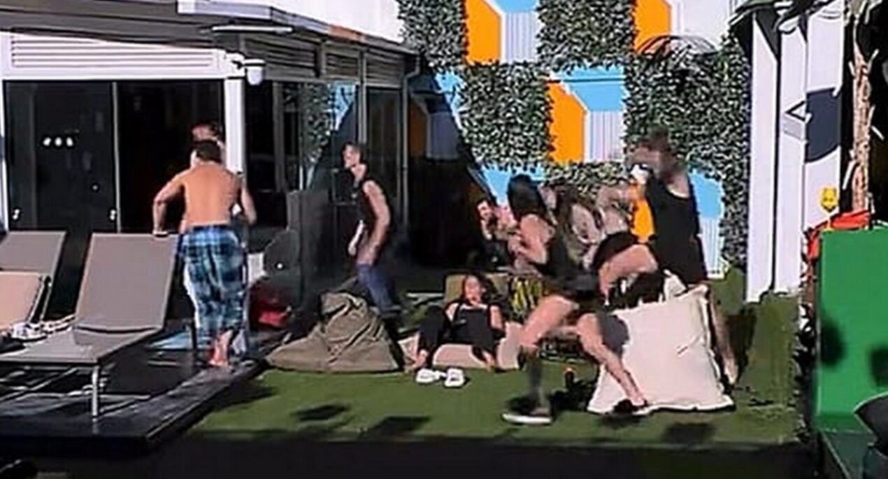 Nuovo malore per Giuseppe Garibaldi al GF: concorrenti lo soccorrono (VIDEO)