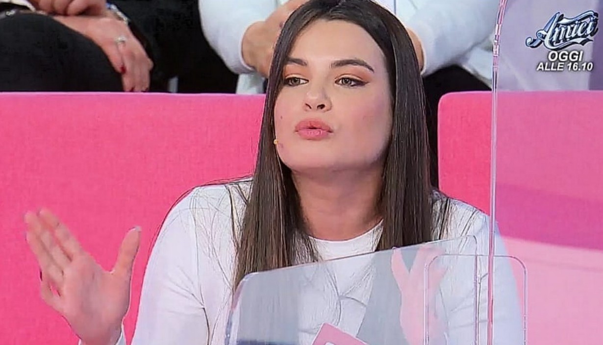 Raffaella Scuotto fa uno show in napoletano a UeD: pubblico in delirio (VIDEO)