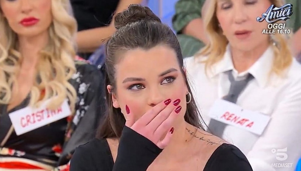 Raffaella Scuotto piange (senza lacrime) a UeD, Gianni la mette in difficoltà