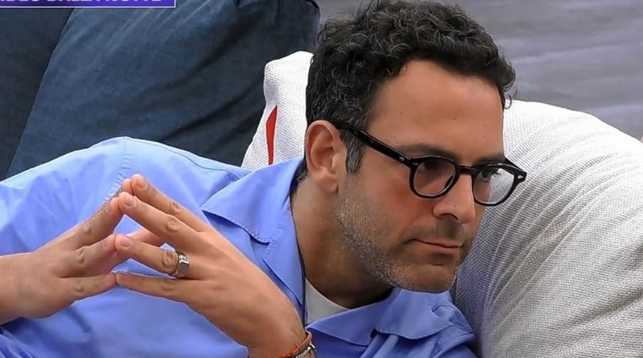 Stefano Miele sbotta al GF, svelata clip notturna: "Patetico, è tutto fasullo"