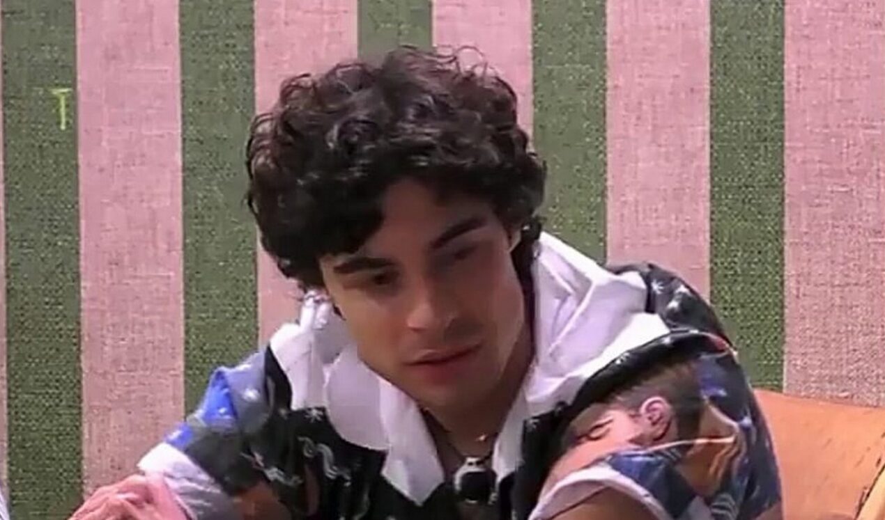 Vittorio Menozzi si prepara le cose da dire in puntata al GF: web basito (VIDEO)