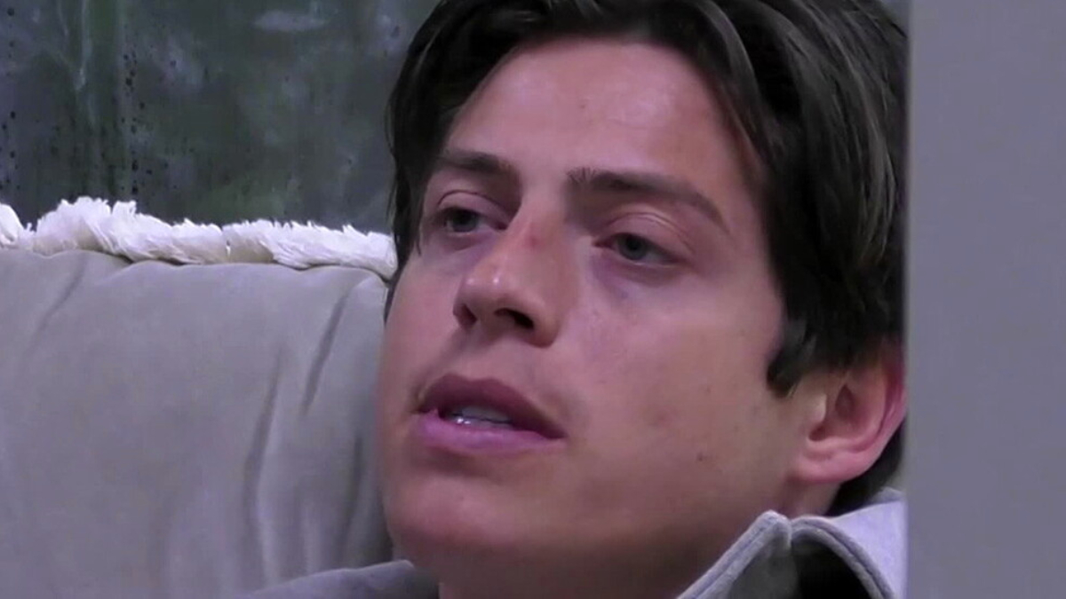 Alessio Falsone infrange il regolamento del GF: svelate informazioni da fuori VIDEO