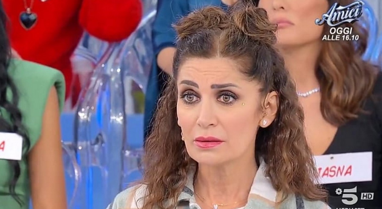 Barbara De Santi imbarazzante a UeD, Gianni sbotta: "Questa è violazione"