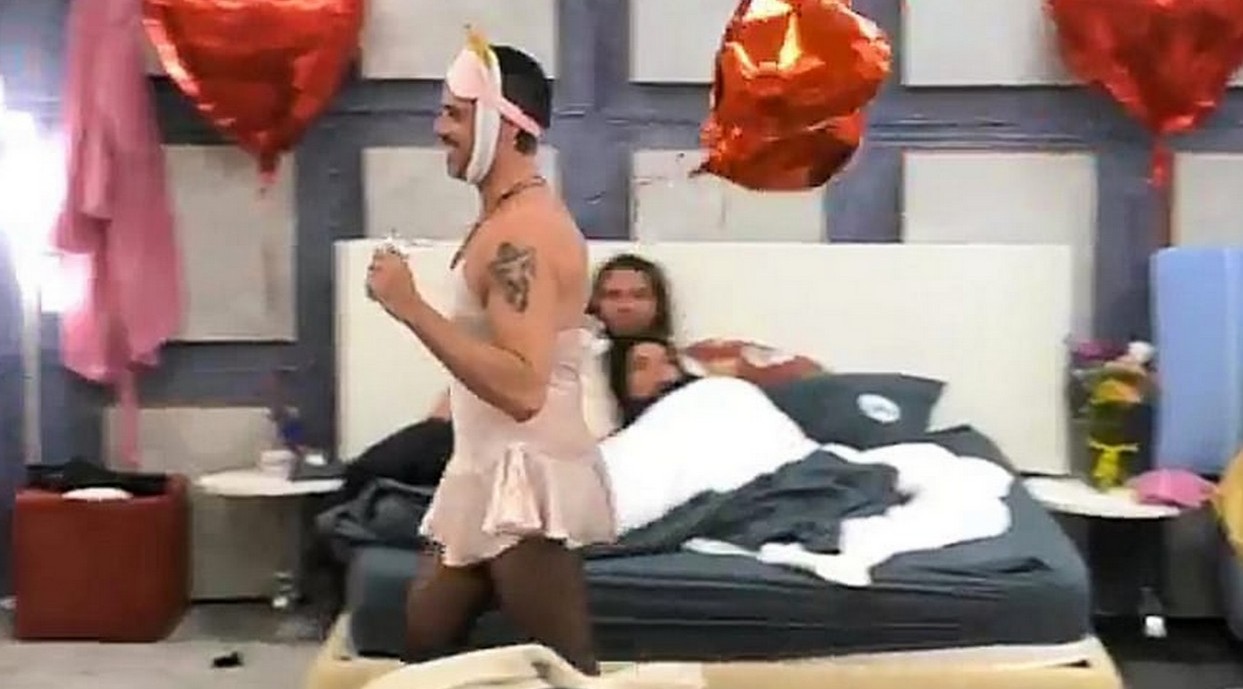 Delirio nella notte al GF: Massimiliano vestito da donna: strategie per la finale?