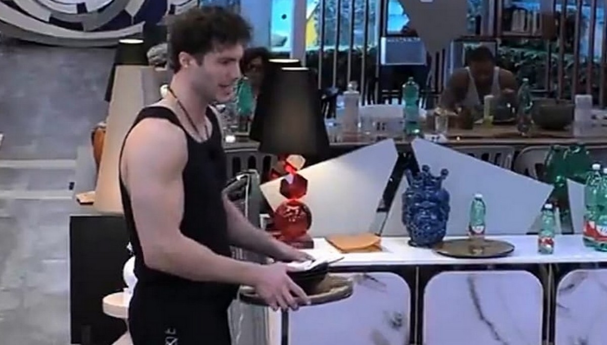 Incidente in cucina al GF, un coperchio va a fuoco, Federico scatena il caos