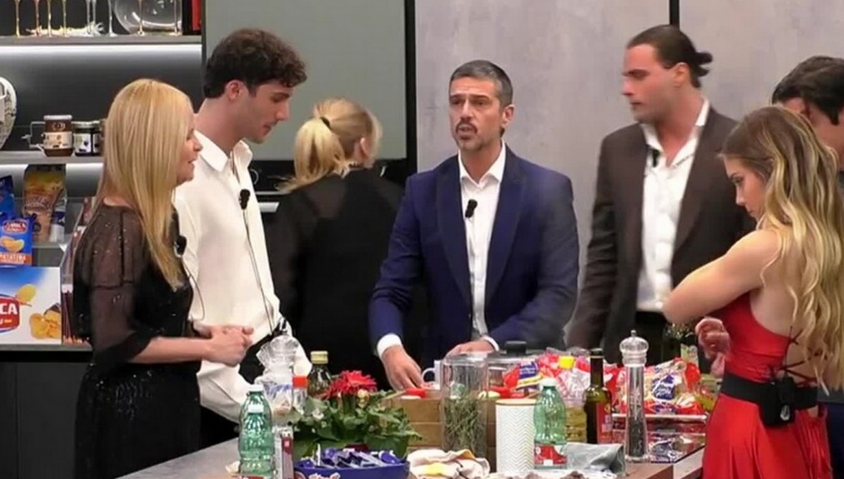 Lite nella notte al GF: Massimiliano attacca Rosy e Grecia, cosa è successo