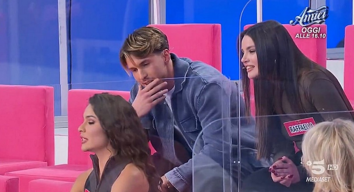 Teatrino surreale al Trono di Brando a UeD: redazione costretta a intervenire