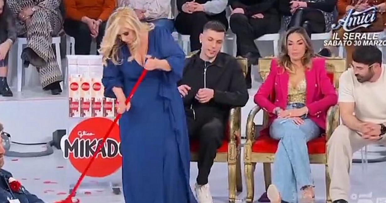 Post scelta di Brando a UeD spazientisce, Tina pulisce lo studio, altra coppia va via