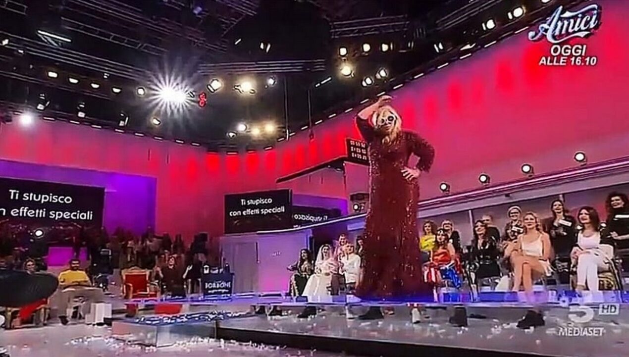 Sfilata esilarante a UeD: Tina vede gli uomini senza vestiti, Maria la censura