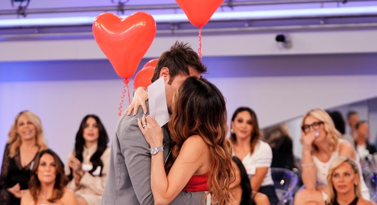 Una coppia lascia Uomini e Donne: la dedica toccante, tutti commossi VIDEO