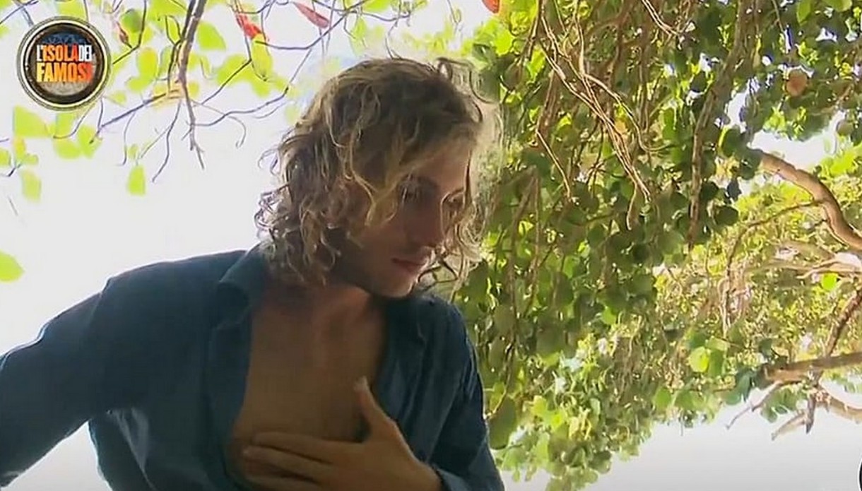 Pietro Fanelli "lascia" il gruppo all'Isola dei Famosi: arriva l'ultimatum