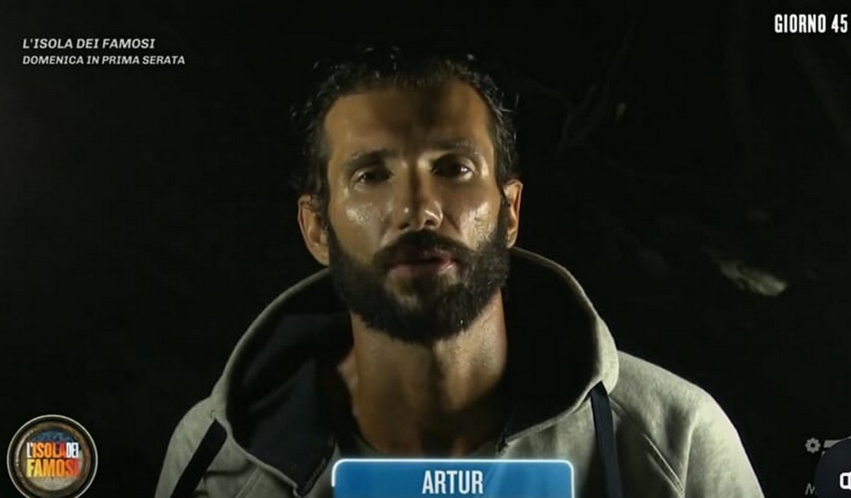 Artur Dainese turbato per la nomination, Matilde fa una confessione all'Isola