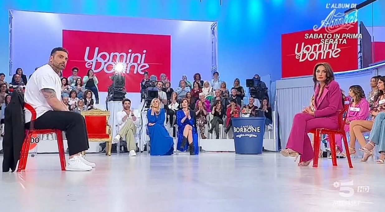 Confronto tra Mario e Ida a UeD, Maria zittisce Tina e difende Cusitore