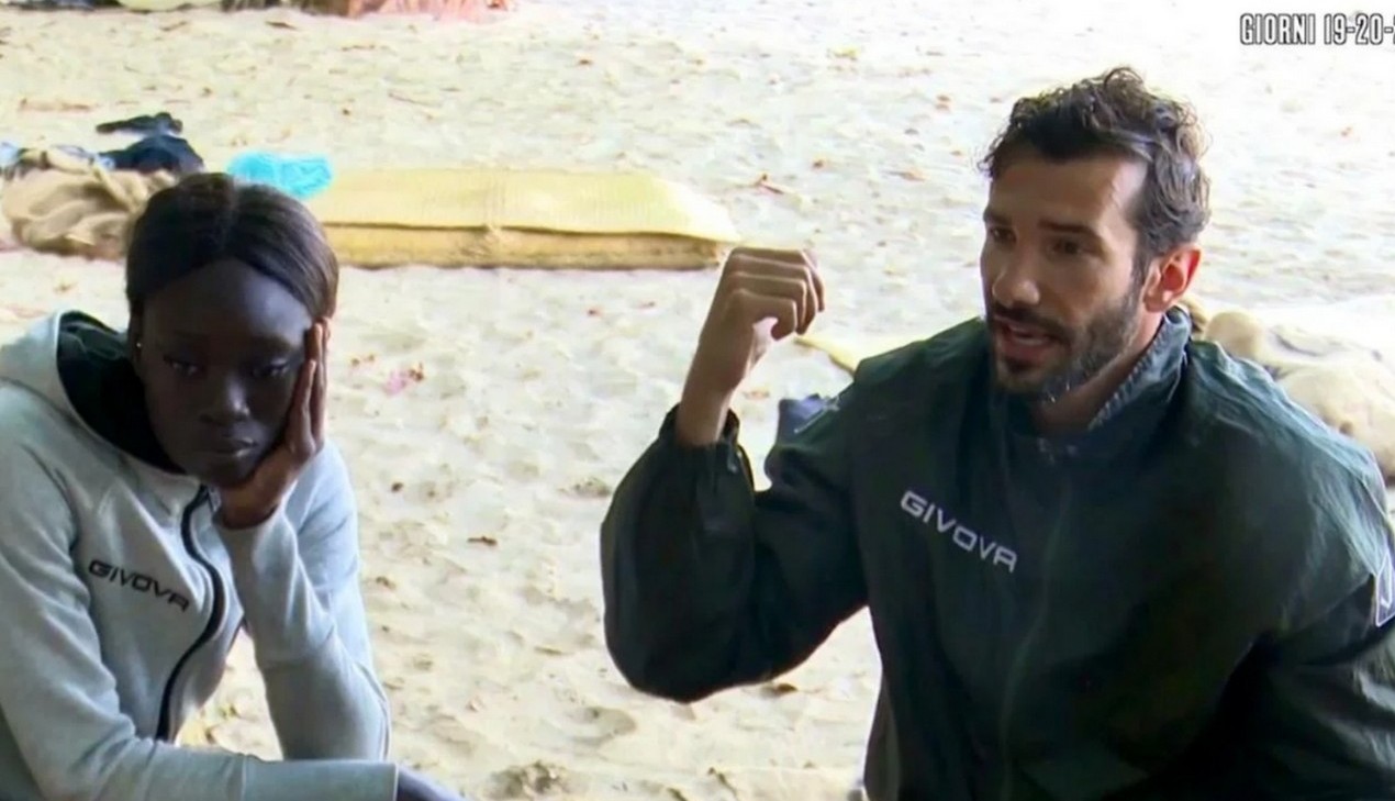 Dura lite tra Khady e Artur all'Isola dei Famosi, lui: "Mi devi portare rispetto"