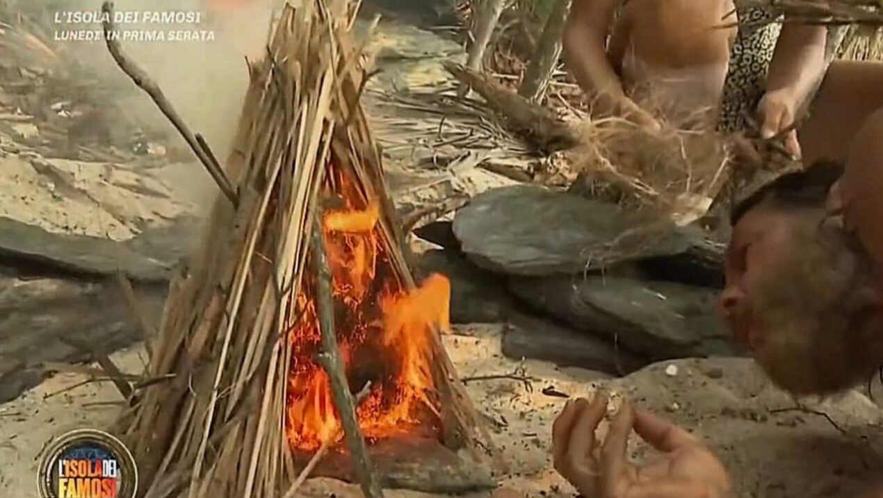 Edoardo Stoppa accende il fuoco per il suo gruppo all'Isola, nell'altro è caos totale