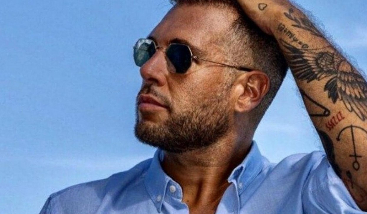 Alessandro Vicinanza ha rifatto le labbra? Lui costretto a cancellare la foto e sbotta